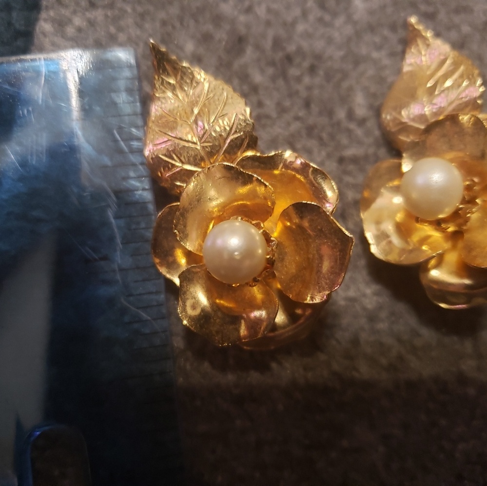 Goldtone vintage clip on earrings